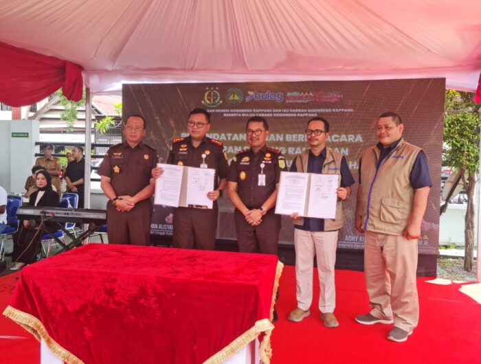 Penyerahan aset rampasan negara oleh Kejati Sulsel kepada Perum BULOG untuk dijadikan gudang penyimpanan pangan di Desa Talawe, Sidrap.