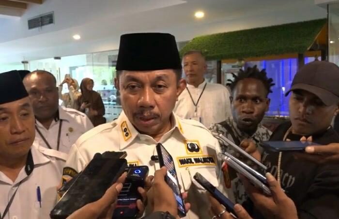 Wakil Wali Kota Jayapura Rustan Saru menjelaskan penonaktifan PBI-JK Kota Jayapura kepada wartawan di Jayapura