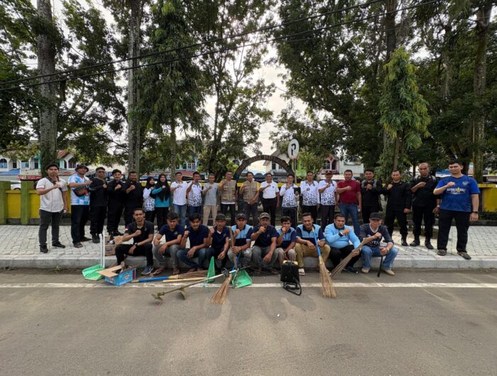 Petugas dan warga binaan Rutan Barru melakukan kerja bakti membersihkan area Pasar Mattirowalie menjelang Ramadhan 1447 H di Barru.