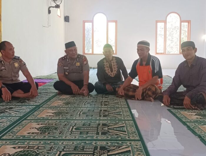 Kabag SDM Polres Barru Kompol Supriyanto koordinasi dengan pemerintah Desa Pacekke terkait program ketahanan pangan dan penanaman jagung.