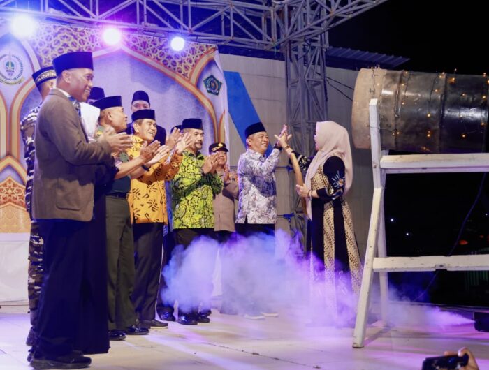 Bupati Barru Andi Ina Kartika Sari bersama Wakil Bupati Abustan Andi Bintang saat pembukaan MTQ ke-37 Kabupaten Barru 2026 di Alun-alun Colliq Pujie.