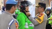Kapolres Barru menyematkan Pin Polantas Mappatabe dan memasangkan helm kepada perwakilan ojol dalam Apel Ojol Kamtibmas di Polres Barru.