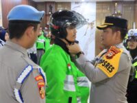 Kapolres Barru menyematkan Pin Polantas Mappatabe dan memasangkan helm kepada perwakilan ojol dalam Apel Ojol Kamtibmas di Polres Barru.
