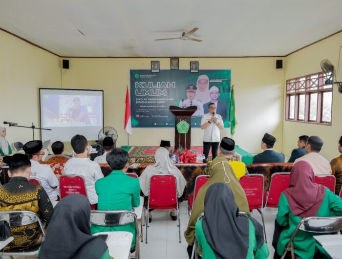 Wakil Bupati Barru Dr. Abustan saat menyampaikan kuliah umum tentang pendidikan digital di Aula STAI Al Gazali Barru, disaksikan ratusan mahasiswa.