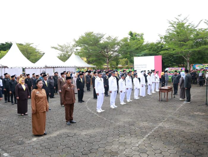 Bupati Barru Andi Ina Kartika Sari melantik dan mengambil sumpah 153 pejabat Pemkab Barru di Alun-Alun Colliq Pujie, Sabtu sore 14 Februari 2026