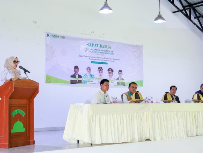 Bupati Barru Andi Ina Kartika Sari membuka Raker ICMI Kabupaten Barru di Dutungen disaksikan pengurus dan tamu undangan