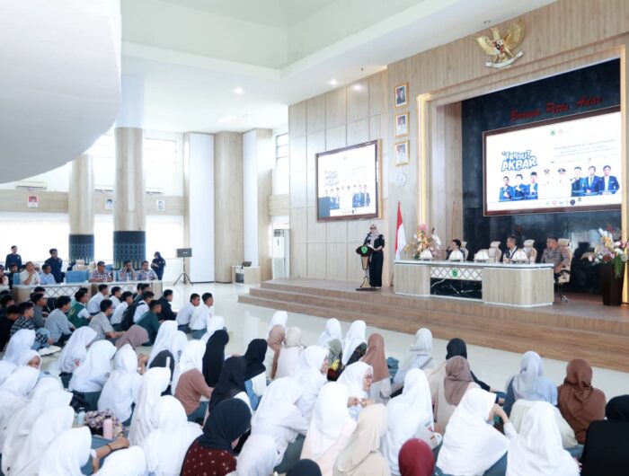 Bupati Barru Andi Ina Kartika Sari membuka Try Out Akbar Gerakan Barru Cerdas di Aula MPP Barru bersama pelajar SMA SMK MA se-Kabupaten Barru.