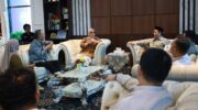 Bupati Barru Andi Ina Kartika Sari menerima audiensi Balai Litbang Agama Makassar terkait Pengukuran Indeks Sosial Keagamaan Barru di ruang kerja Bupati.