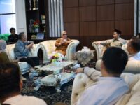 Bupati Barru Andi Ina Kartika Sari menerima audiensi Balai Litbang Agama Makassar terkait Pengukuran Indeks Sosial Keagamaan Barru di ruang kerja Bupati.