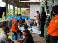 Tim SAR Gabungan bersama nelayan muda asal Jeneponto yang ditemukan selamat di perairan Bulukumba, Sulawesi Selatan.