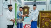 Wakil Bupati Barru Abustan A. Bintang menyerahkan bantuan Syiar Ramadan di Masjid Al Ittifaqi Lembae