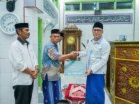 Wakil Bupati Barru Abustan A. Bintang menyerahkan bantuan Syiar Ramadan di Masjid Al Ittifaqi Lembae