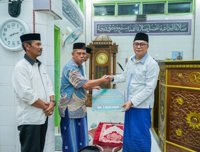 Wakil Bupati Barru Abustan A. Bintang menyerahkan bantuan Syiar Ramadan di Masjid Al Ittifaqi Lembae