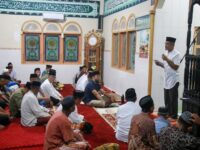 Sekda Barru Abu Bakar memberikan sambutan dalam Safari Ramadan di Masjid An Najah Sepe'e