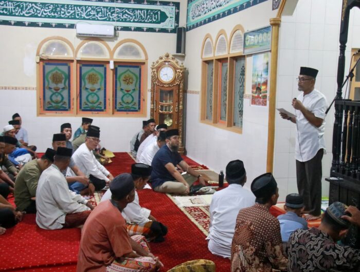 Sekda Barru Abu Bakar memberikan sambutan dalam Safari Ramadan di Masjid An Najah Sepe'e