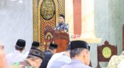 Kapolres Barru AKBP Ananda Fauzi Harahap mengikuti salat tarawih bersama warga di Masjid Al-Jawahir dalam kegiatan Safari Ramadan 2026.