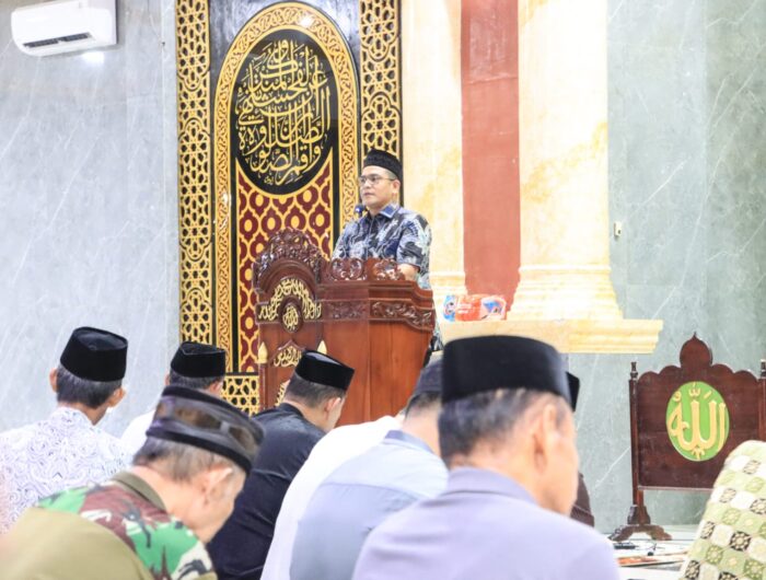 Kapolres Barru AKBP Ananda Fauzi Harahap mengikuti salat tarawih bersama warga di Masjid Al-Jawahir dalam kegiatan Safari Ramadan 2026.