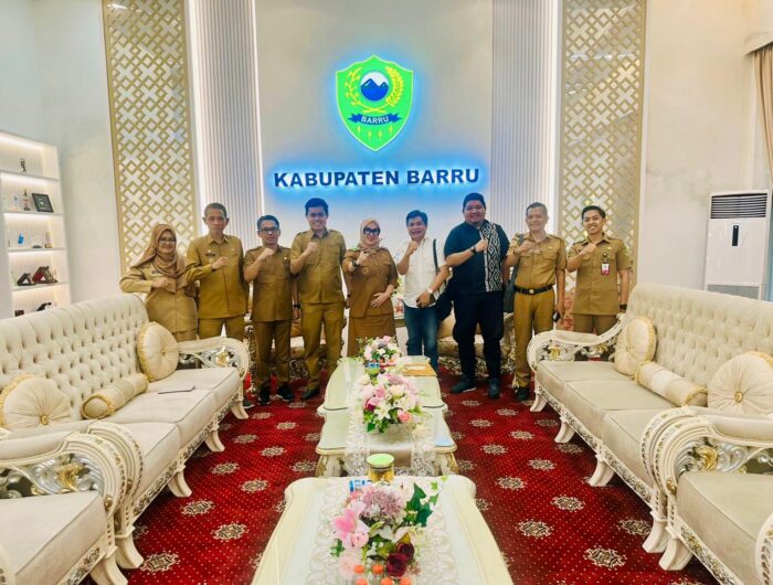 Bupati Barru Andi Ina Kartika Sari bersama Manajemen Indomaret dalam audiensi terkait pengembangan investasi di Barru.