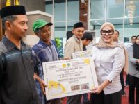 Bupati Barru Andi Ina Kartika Sari menyerahkan bantuan 25 unit Alsintan APBN 2025 kepada kelompok tani di Baruga Singkeru Adae.