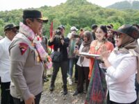 Kapolda Sulsel bersama Bupati Barru meresmikan Jembatan Gantung Giniung Pratidina di Dusun Pakka, Desa Nepo, Kecamatan Mallusetasi.