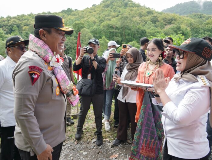 Kapolda Sulsel bersama Bupati Barru meresmikan Jembatan Gantung Giniung Pratidina di Dusun Pakka, Desa Nepo, Kecamatan Mallusetasi.