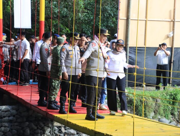“Kapolda Sulsel dan Kapolres Barru meresmikan Jembatan Gantung Gineung Pratidina di Dusun Pakka, Desa Nepo”