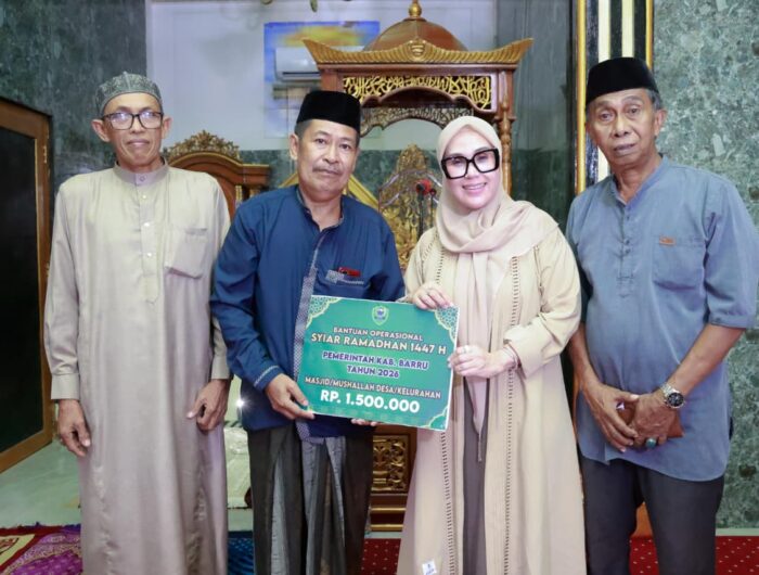 Bupati Barru Andi Ina Kartika Sari di Masjid At-Tauhid saat Safari Ramadhan di Desa Kupa, Mallusetasi