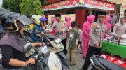 Personel Polres Barru bersama Bhayangkari Cabang Barru membagikan takjil kepada pengendara di depan Mako Polres Barru saat Ramadan