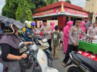 Personel Polres Barru bersama Bhayangkari Cabang Barru membagikan takjil kepada pengendara di depan Mako Polres Barru saat Ramadan