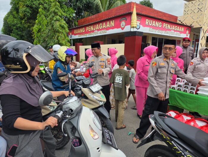 Personel Polres Barru bersama Bhayangkari Cabang Barru membagikan takjil kepada pengendara di depan Mako Polres Barru saat Ramadan