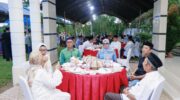 Wakil Bupati Barru Abustan A. Bintang bersama masyarakat dan pejabat menghadiri acara buka puasa bersama di Rumah Jabatan, Barru.