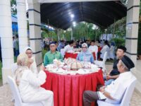 Wakil Bupati Barru Abustan A. Bintang bersama masyarakat dan pejabat menghadiri acara buka puasa bersama di Rumah Jabatan, Barru.