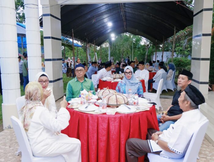 Wakil Bupati Barru Abustan A. Bintang bersama masyarakat dan pejabat menghadiri acara buka puasa bersama di Rumah Jabatan, Barru.