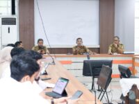 Pj. Sekda Barru Abubakar memimpin rapat koordinasi Program MBG di Ruang Data Kantor Bupati Barru, Selasa (10/3/2026).