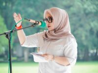 Bupati Barru Andi Ina Kartika Sari memberikan arahan percepatan pencairan THR ASN di Kantor Bupati Barru