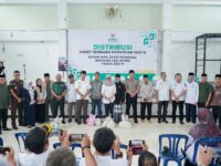 Kapolres Barru bersama Bupati Barru melepas distribusi 4.500 paket sembako BAZNAS Barru di Gedung Islamic Center menjelang Idul Fitri 1447 Hijriah.