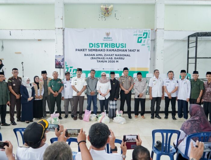 Kapolres Barru bersama Bupati Barru melepas distribusi 4.500 paket sembako BAZNAS Barru di Gedung Islamic Center menjelang Idul Fitri 1447 Hijriah.