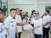 Bupati Barru Andi Ina Kartika Sari menyerahkan simbolis bantuan logistik Ramadan BAZNAS kepada masyarakat di Islamic Center Barru