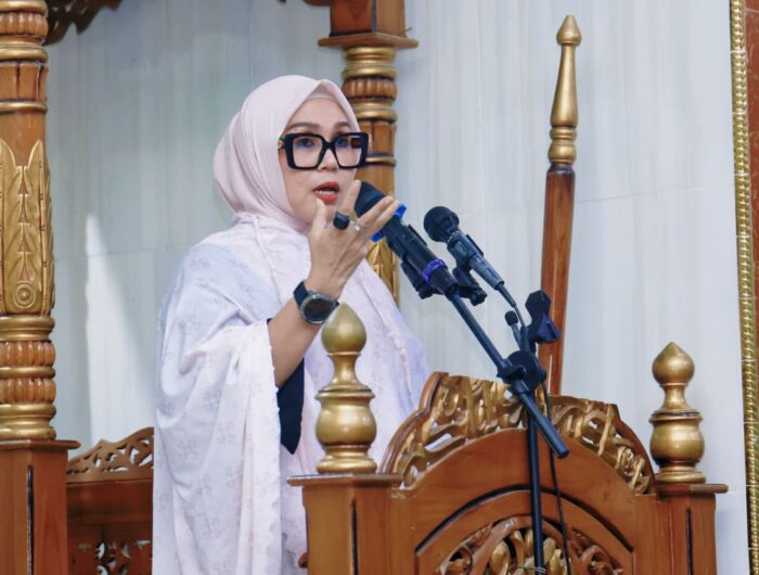 Bupati Barru Andi Ina Kartika Sari memberikan sambutan saat Safari Ramadan di Masjid Nurul Anfaq Kecamatan Pujananting