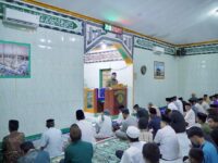 Wakil Bupati Barru Abustan A. Bintang bersilaturahmi dengan jamaah Masjid Nurul Mu’minin pada penutupan Safari Ramadan 1447 H di Desa Jangan-Jangan.