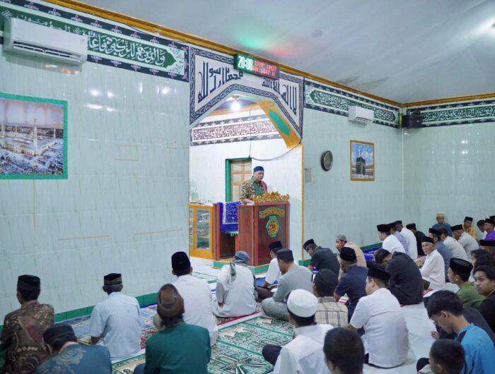 Wakil Bupati Barru Abustan A. Bintang bersilaturahmi dengan jamaah Masjid Nurul Mu’minin pada penutupan Safari Ramadan 1447 H di Desa Jangan-Jangan.
