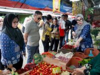 Bupati Barru Andi Ina Kartika Sari melakukan sidak harga sembako di Pasar Tradisional Mattirowalie menjelang Idulfitri.