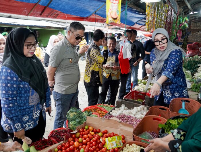 Bupati Barru Andi Ina Kartika Sari melakukan sidak harga sembako di Pasar Tradisional Mattirowalie menjelang Idulfitri.