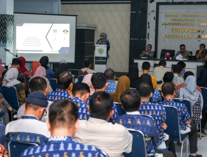 Bupati Barru Andi Ina Kartika Sari membuka Pra-Musrenbang Tematik Kemiskinan dan Stunting di Aula Bapperida Barru.