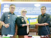 Bupati Barru Andi Ina Kartika Sari menyerahkan LKPJ Tahun Anggaran 2025 kepada DPRD Barru dalam rapat paripurna di gedung DPRD Barru.
