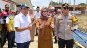 Bupati Barru Andi Ina Kartika Sari mendampingi Asisten Deputi Kemenko Infrastruktur Lukijanto meninjau progres pembangunan Sekolah Rakyat di Desa Lawallu, Kabupaten Barru.