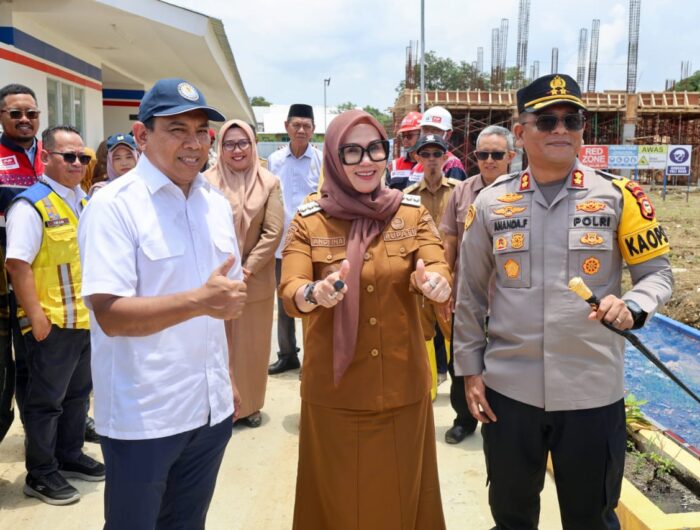 Bupati Barru Andi Ina Kartika Sari mendampingi Asisten Deputi Kemenko Infrastruktur Lukijanto meninjau progres pembangunan Sekolah Rakyat di Desa Lawallu, Kabupaten Barru.