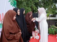 Bupati Barru Andi Ina Kartika Sari bersama keluarga menyerahkan santunan kepada anak panti asuhan dan petugas kebersihan dalam kegiatan buka puasa bersama di Rumah Jabatan Bupati Barru.