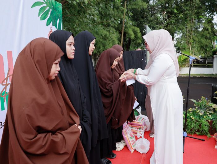 Bupati Barru Andi Ina Kartika Sari bersama keluarga menyerahkan santunan kepada anak panti asuhan dan petugas kebersihan dalam kegiatan buka puasa bersama di Rumah Jabatan Bupati Barru.