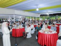 “Ribuan warga menghadiri acara buka puasa bersama Bupati Barru di Rumah Jabatan dengan suasana hangat dan penuh kebersamaan.”